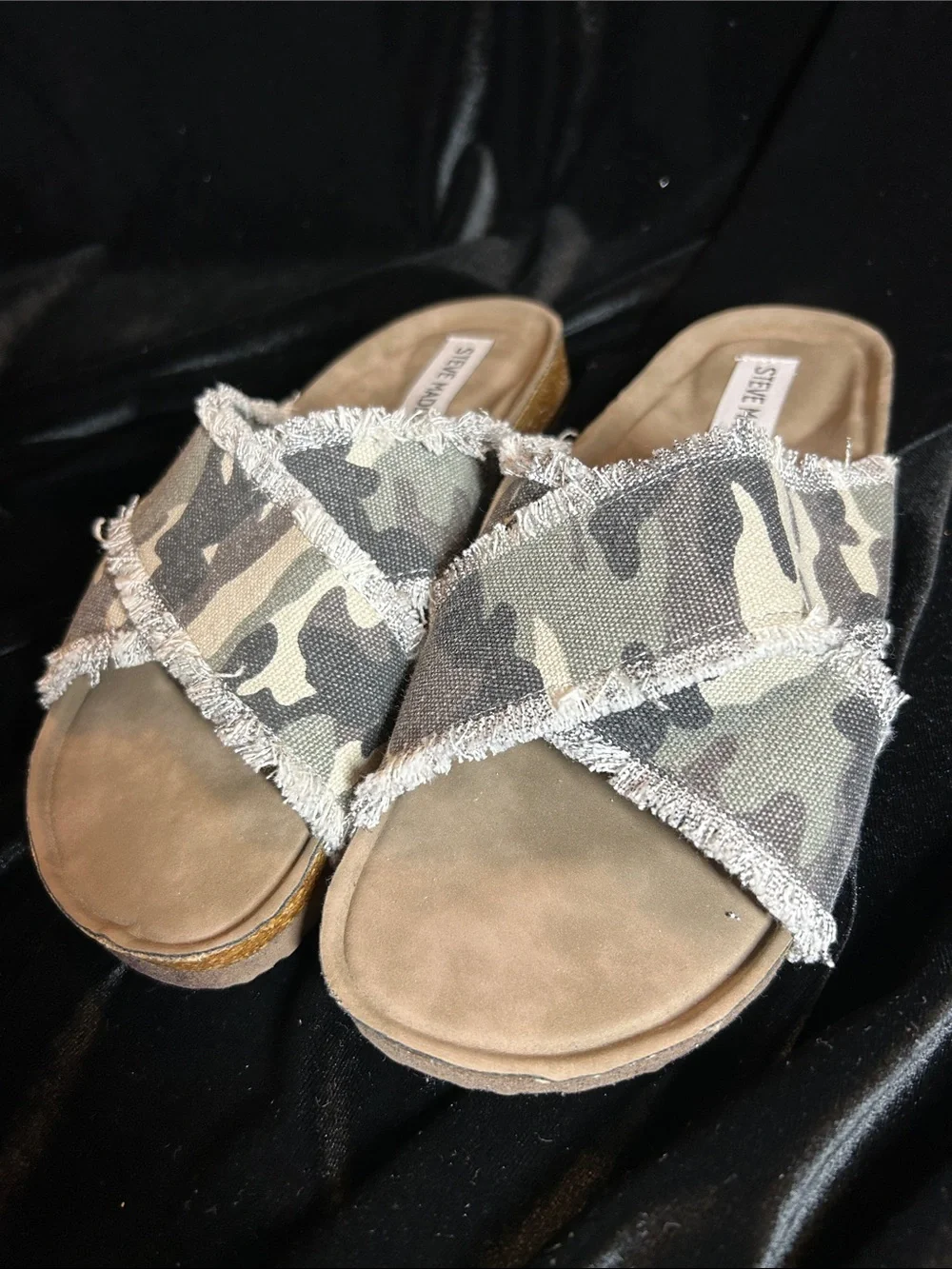 NWOB STEVE MADDEN SLIP ON CAMO SANDALS 5.5
